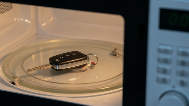 O truque antifurto mais inesperado: segundo a ciência, você deve colocar a chave do seu carro no micro-ondas!