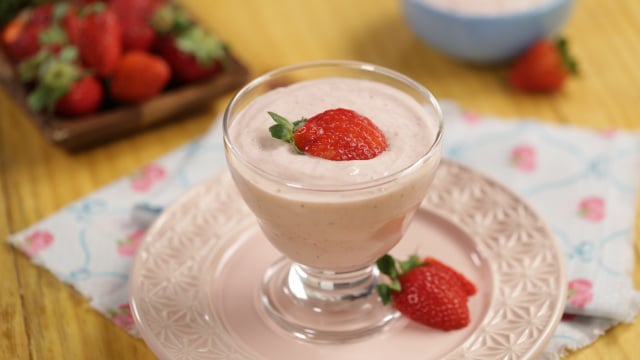 Danoninho caseiro em taça pequena decorado com morangos fatiados (Créditos: TudoGostoso)