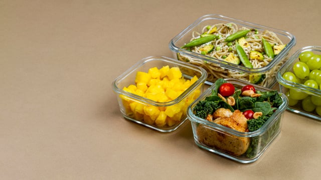 Pare de colocar comida quente no pote de plástico: hábito pode trazer riscos que você nem imagina
