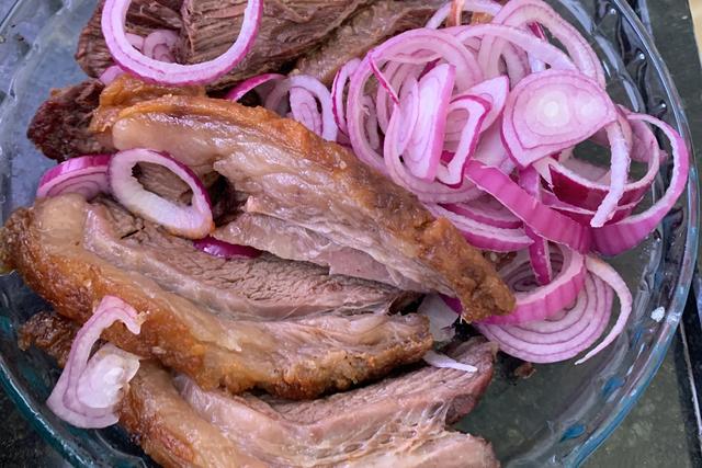 Fraldinha deliciosa assada no forno com sal grosso e cebola roxa (Créditos: TudoGostoso/Lidi-Matheus Leme)