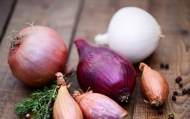 Poucas pessoas sabem, mas a diferença entre cebolas brancas e cebolas roxas não é apenas a cor e isso pode mudar as suas receitas