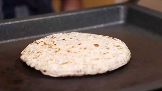 Pão de aveia e chia feito na frigideira, pronto para ser servido no café da manhã. (Foto: Fuego Loco no Youtube)