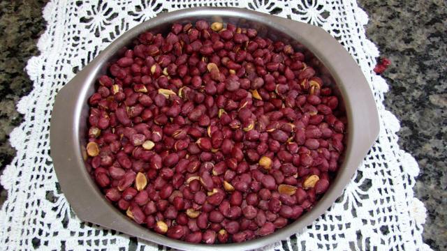 Simples, crocante e delicioso, você vai curtir a Festa Junina do começo ao fim com esse amendoim torrado (Créditos: TudoGostoso/Márcia)
