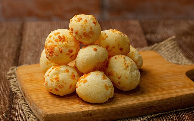 A ciência do pão de queijo: "O segredo para você acertar a receita é entender sobre o polvilho. Existem até brigas entre quem acha que a receita tem que levar só polvilho doce, só polvilho azedo e quem acha que tem que levar os dois"