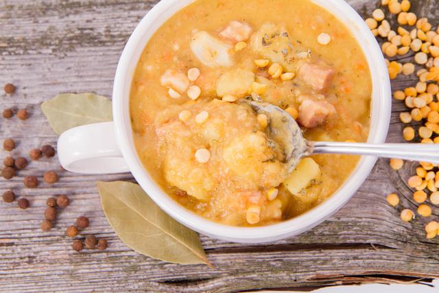 Sopa de ervilha com carne seca é rica em proteína. (créditos: Shutterstock)