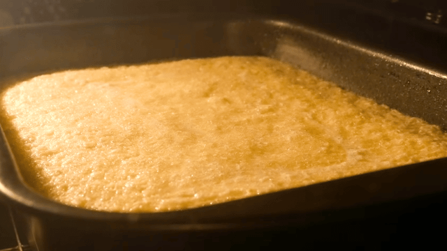
Assado no tabuleiro, o bolo sai do forno macio e bem molhadinho. Foto: reprodução canal Cook'n Enjoy no Youtube)