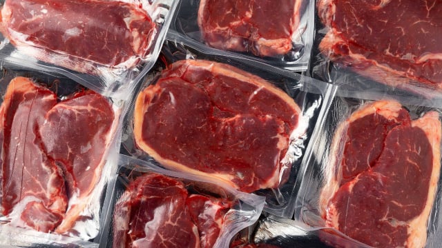 Excesso de líquido, manchas esverdeadas e qualquer sinal de ar dentro da embalagem indicam um produto fora do padrão (Créditos: Shutterstock)