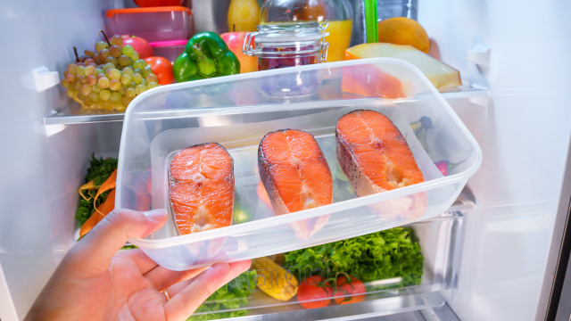 Quanto tempo o peixe cru dura na geladeira? Essas são as dicas para garantir segurança e evitar desperdícios