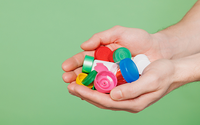 Não jogue as tampinhas de refrigerante fora, aqui está o que você pode fazer com elas