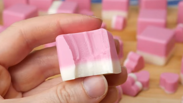 Bala beijo caseira é deliciosa e pode ser usadas em festas e ventos. (Foto: reprodução Cook'n Enjoy no Youtube)