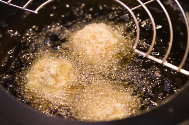 Salgadinho explode ao fritar e machuca influenciador: descubra por que isso pode ter acontecido e como evitar