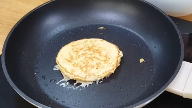 Panqueca de banana com ovo fica pronta em menos de 30 minutos. (créditos:Reprodução/Youtube Patrícia Leite)