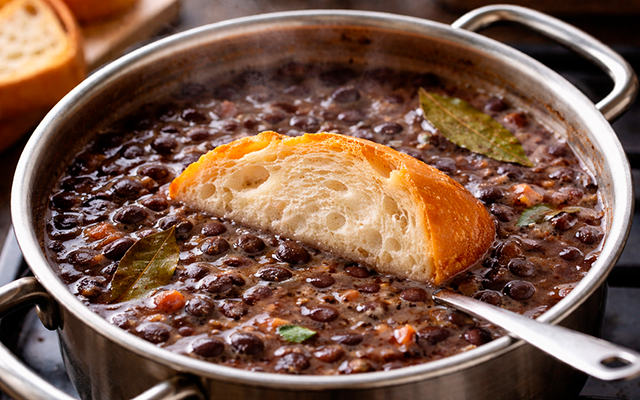Demorei anos para entender por que minha avó colocava pão na panela do feijão e agora faço igual
