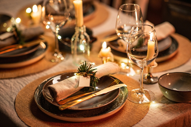 Detalhes verdes delicados trazem frescor e charme à mesa da ceia de Natal. (créditos: Shutterstock)