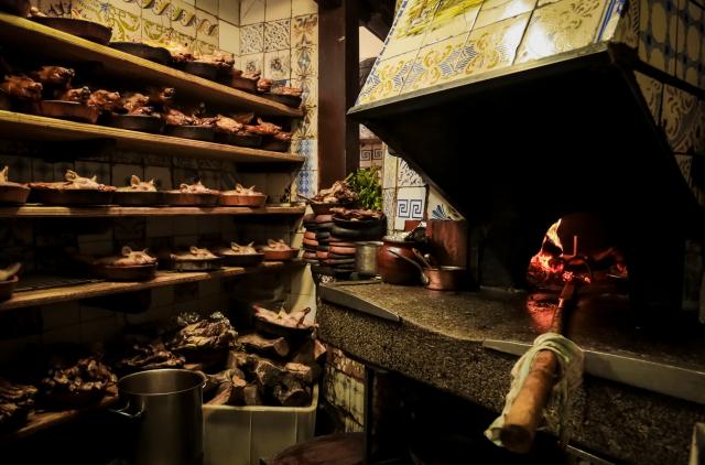 O famoso forno a lenha da Casa Botín com os seus leitões e cordeiros à espera para serem assados (Foto Shutterstock editorial) 