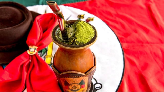 Chimarrão com erva-mate servido em recipiente tradicional (Créditos: TudoGostoso)