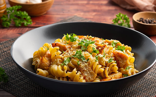 Tem 20 minutos? Então o jantar tá garantido com esse macarrão vegano cremoso que conquista até quem ama carne