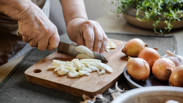 Esse é o melhor truque para cortar cebola sem chorar: nunca mais tive esse problema na cozinha