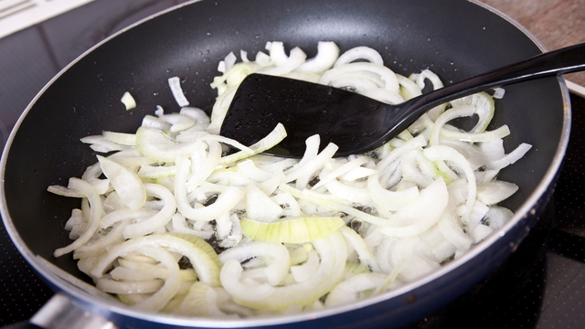 Os profissionais adicionam 2 ingredientes assim que começam a refogar a cebola: ela ficará dourada e macia, e o apartamento não terá cheiro por horas