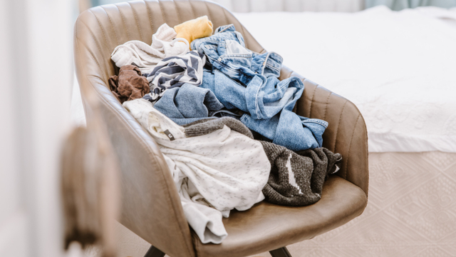 Pessoas que empilham roupa suja na cadeira do quarto, costumam ter esses 5 hábitos em comum