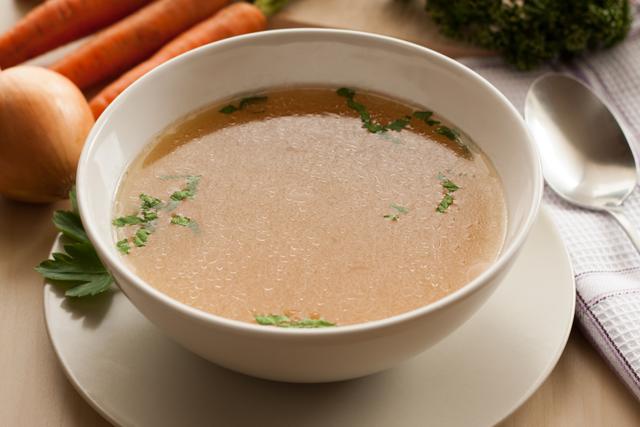 Além do emagrecimento: por que todo mundo deveria incluir caldo de ossos na dieta?