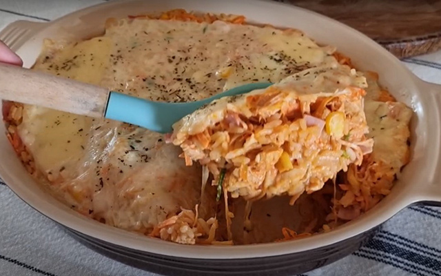 Receita melhor que um abraço apertado: arroz de forno cremoso com frango desfiado (eu ainda boto milho!)