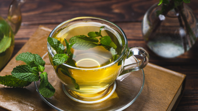 4 benefícios surpreendentes do chá de hortelã para a saúde e como fazer em casa do jeito certo