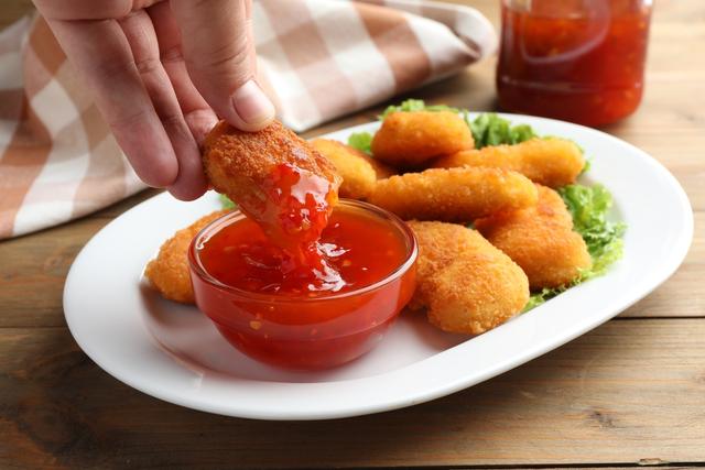 Nuggets de frango na airfryer: aprenda a fazer a versão menos processada do clássico das fast food para comer a vontade