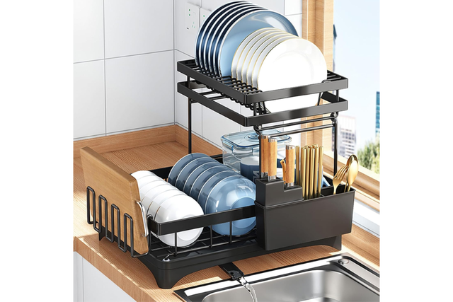 Escorredor de duas camadas que aproveita o espaço e deixa tudo no lugar (Divulgação: Amazon).