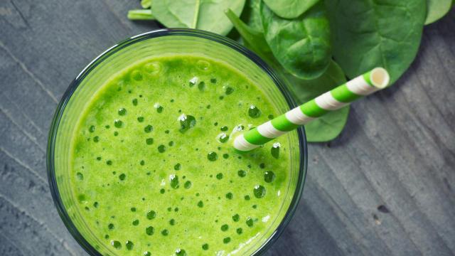 Você pode adaptar esse suco de laranja, kiwi e espinafre de acordo com a sua preferência de sabor. (Créditos: TudoGostoso)