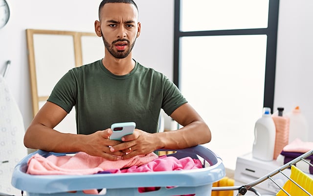Poucas pessoas fazem, mas você deveria jogar uma sacola plástica na máquina de lavar
