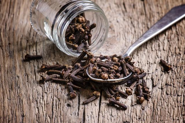 Cravo-da-índia é muito usado como especiaria em receitas, mas seus benefícios vão além de aroma e sabor. (Crédito: Shutterstock)