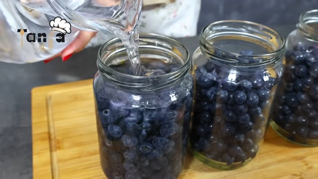 A água reduz o contato da fruta com o ar dentro do pote. (créditos: reprodução/Youtube)
