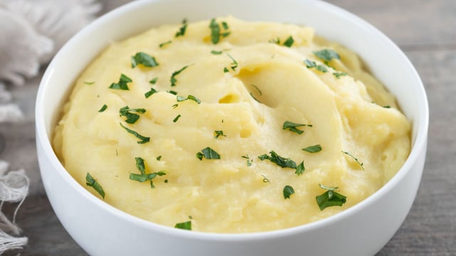Chefs franceses alertam: "Para deixar o purê de batatas mais cremoso e saboroso, o segredo é adicionar alho confitado."