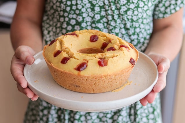 Bolo de iogurte com goiabada que já sai recheado do forno: a receita perfeita para servir com cafezinho