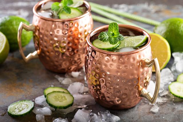 O moscow mule é um drinque delicioso cuja adaptação brasileira ficou mais conhecida no país! (Créditos: Shutterstock)