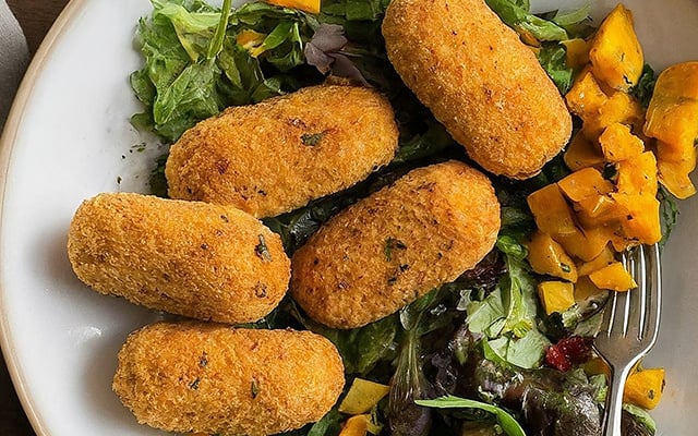 Parece quibe, mas é muito melhor: viciei nesse salgado de abóbora SEM GLÚTEN recheado com queijo