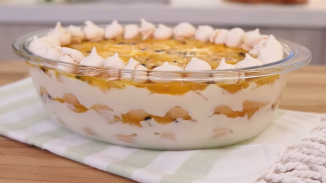 Pavê de frutas amarelas pronto para o consumo depois de 3 horas na refrigeração. (créditos: Reprodução Youtube Letícia Solcia)