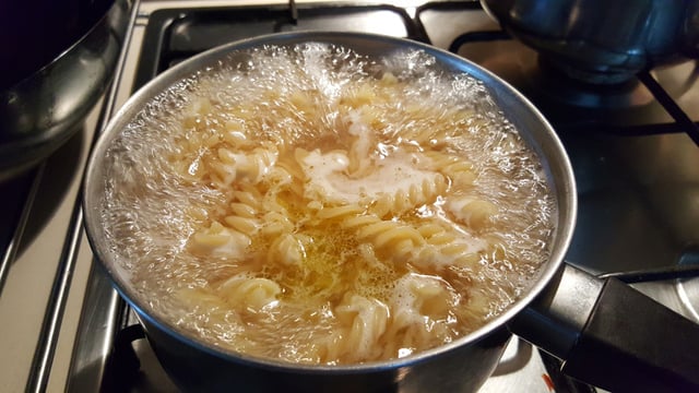 Victor, chef de cozinha: "Salgue a água do macarrão igual água do mar. Assim você acertará o ponto certo do sal do macarrão, não só do molho"