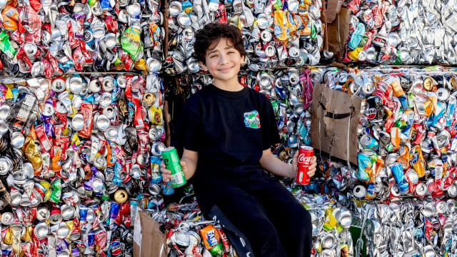 Com apenas 13 anos, menino recicla 1,5 milhão de latas de refrigerante e arrecada cerca de US$ 24.000 para caridade: "Eu amo o que faço"