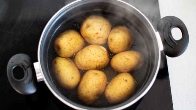 Pare de ferver batatas na água: há uma maneira muito melhor e elas ficarão bem mais saborosas
