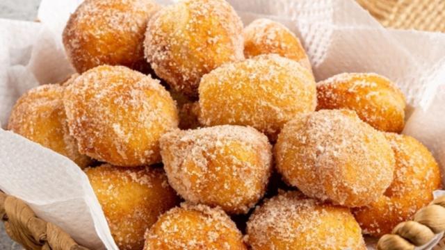 Receita de bolinho de chuva sem ovo fofinho rápido e fácil para comer enquanto toma um cafezinho