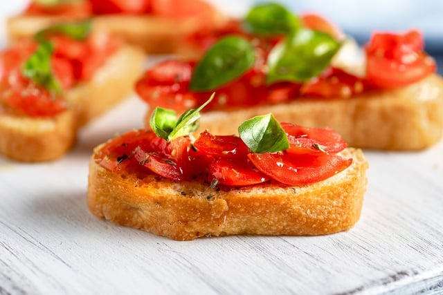 Tomates-cereja marinados com manjericão: um aperitivo muito fácil que fica pronto em 10 minutos