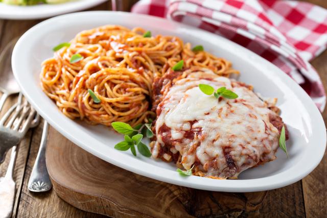 Prato com parmegiana de coxão mole e espaguete ao sugo (Créditos: Shutterstock)