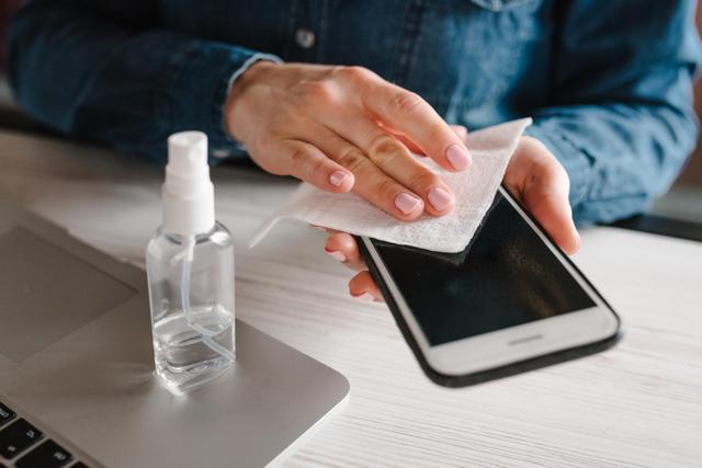 Nem tanto, nem tão pouco: a ciência revela com que frequência você deve limpar o seu celular (é questão de higiene!)