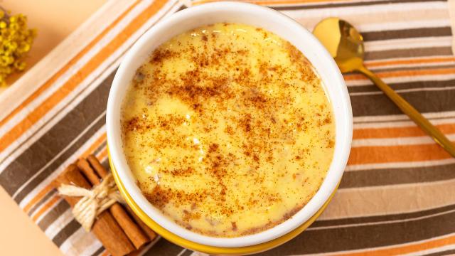 O curau de milho é uma sobremesa cremosa que precisa estar na sua Festa Junina vegana (Créditos: Shutterstock)