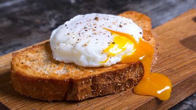 Nem ovo cozido, nem ovos mexidos: esse preparo é mais leve, nutritivo e fácil
