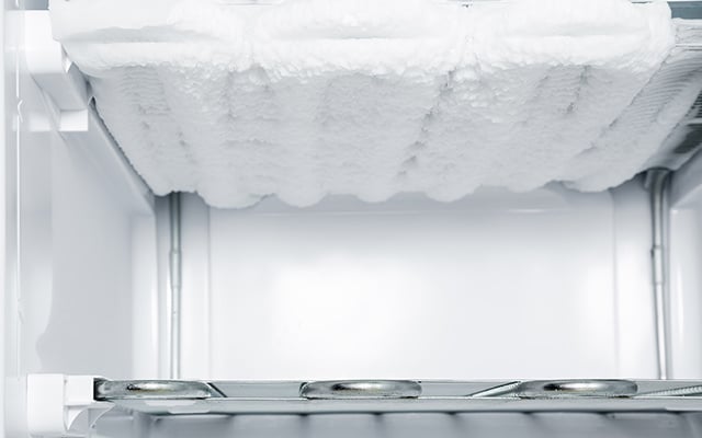 Se o seu freezer está com gelo acumulado, isso pode estar afetando sua conta de luz: entenda o porquê e como evitar