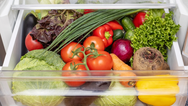 Pare de fazer isso na gaveta da geladeira: esse é o motivo das frutas amadurecerem rapidinho e as saladas ficarem murchas