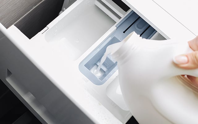 Com quantos anos você descobriu que colocar mais sabão na máquina não significa roupa mais limpa?